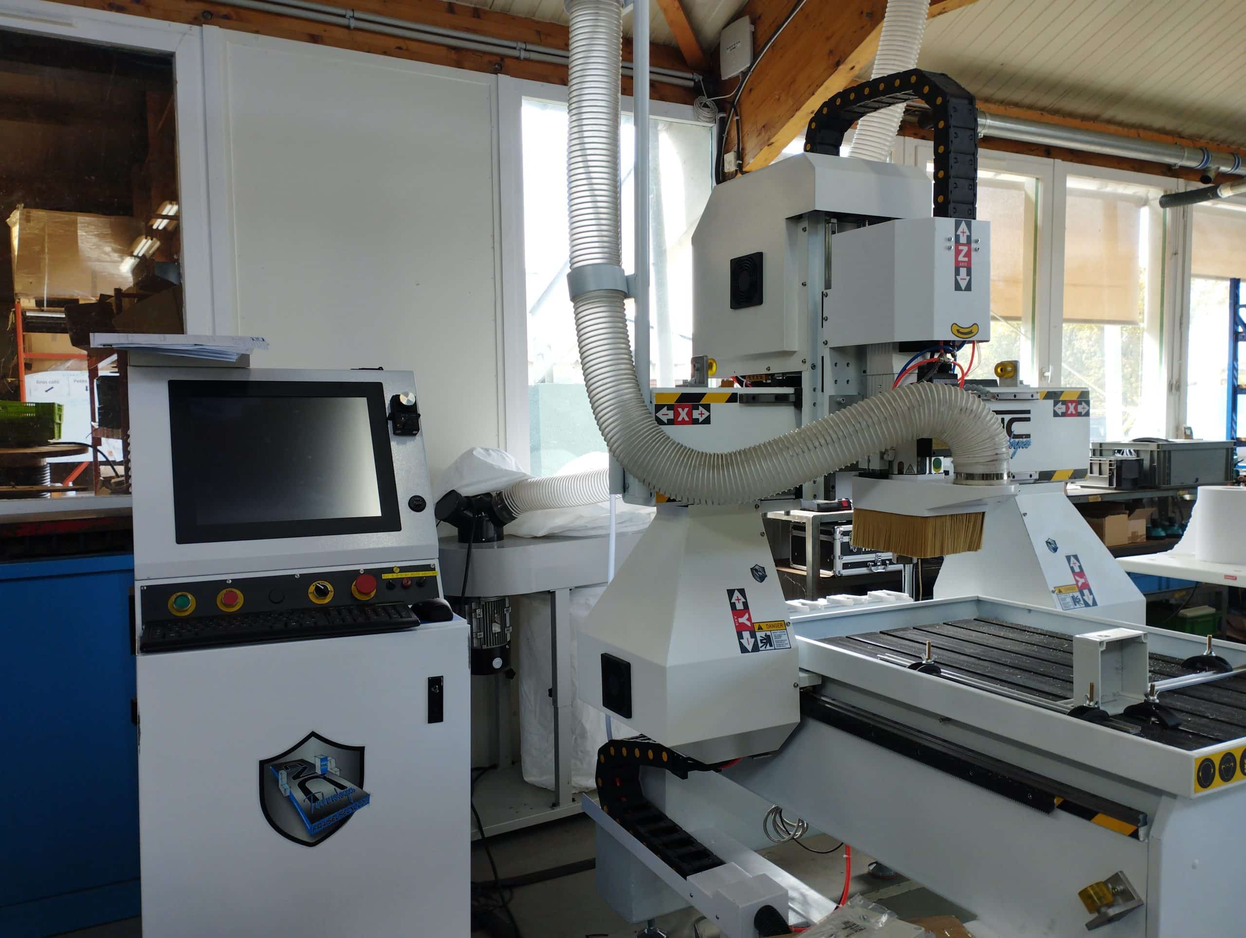Machine Usinage Trois axes avec moniteur