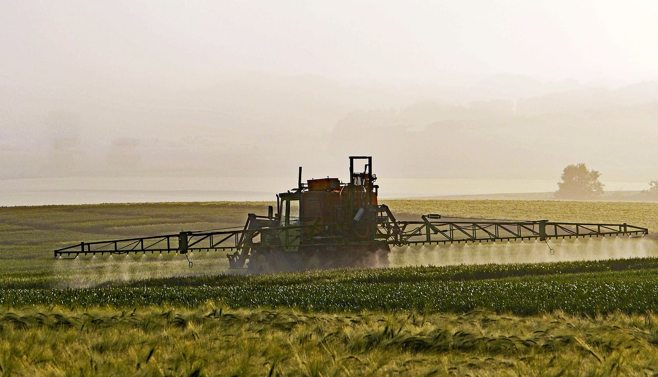 Machine dans un champ de blé