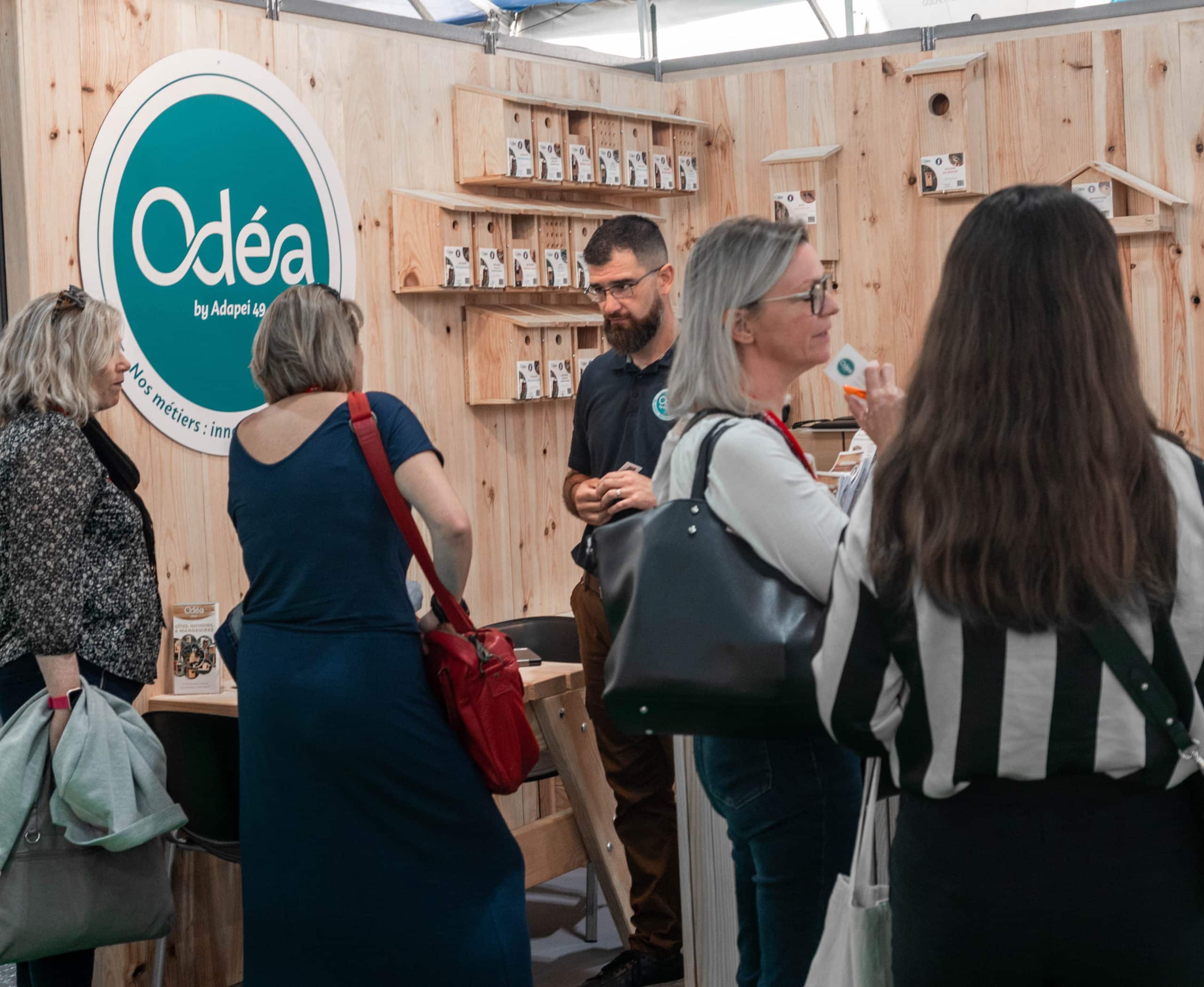 Stand Odéa au salon du Atlantica, échanges avec des visiteurs